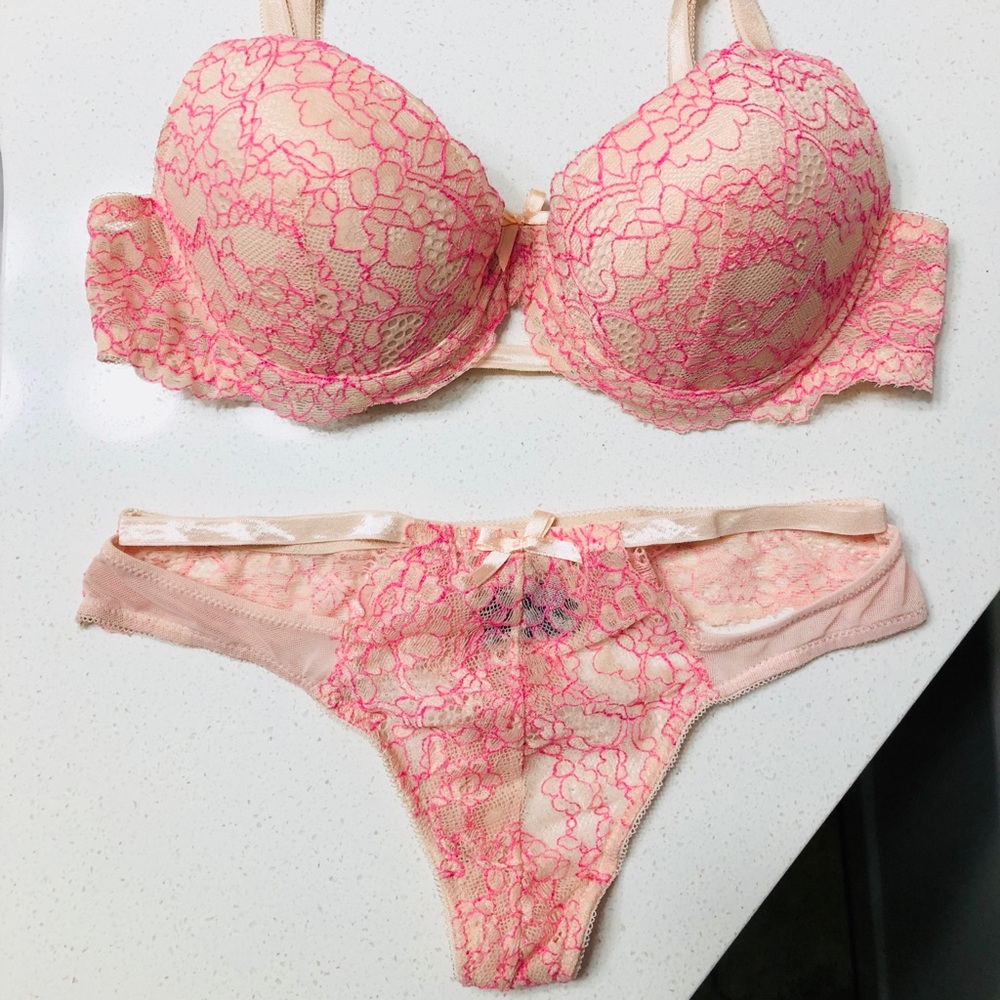 Frederick’s of Hollywood Bra and Thong Set 34B